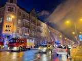 Pożar kamienicy w Opolu na ul. Ozimskiej. Strażacy walczą z ogniem, korki w centrum miasta