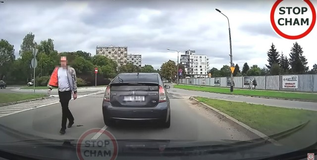 Agresywna jazda bez kierunkowskazów oraz próba samodzielnego wymierzenia sprawiedliwości - zachowanie kierowcy hybrydowej toyoty prius nagrał wideorejestrator, a film został udostępniony w sieci. Wywołało to lawinę komentarzy.