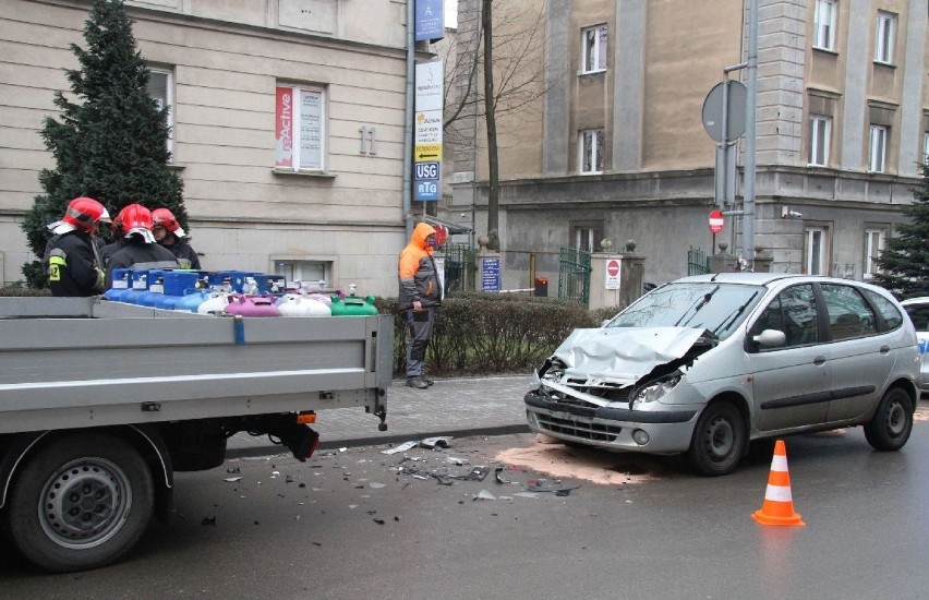 Wypadek w centrum Kielc. W dostawczym iveco były butle z gazem. Uderzyła w nie osobówka 