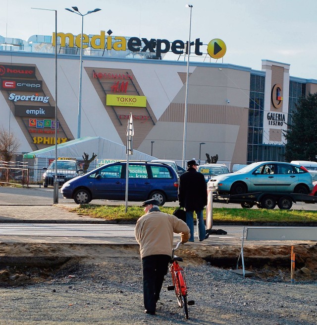 Nie tylko kierowcy łamią przepisy przy galerii handlowej, bo zagrożeniem są także piesi