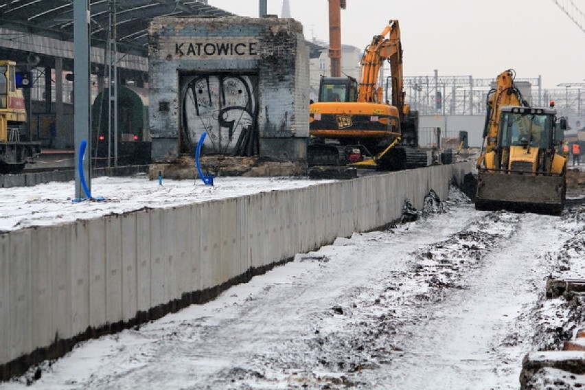 Prace budowlane na peronie 4 w Katowicach