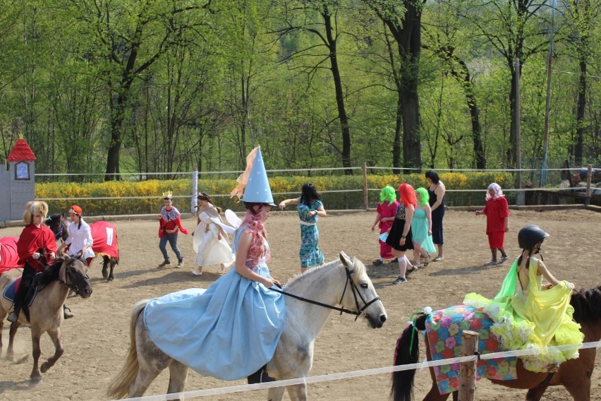 W Stajni Zielone Wzgórza przygotowano przedstawienie teatralne , którym aktorzy występowali...na koniach