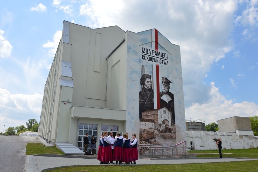 Wielki mural w Ostrowcu odsłonięty. Cukrownicy zostali upamiętnieni. Zobacz zdjęcia