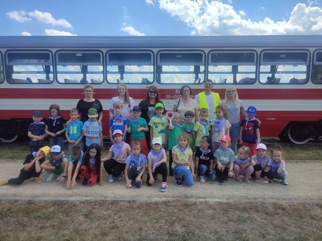 1 czerwca wypada Międzynarodowy Dzień Dziecka, z tej okazji w Przedszkolu numer 1 w Jędrzejowie zorganizowano dla dzieci wycieczkę zabytkową kolejką wąskotorową, Ciuchcią „Express Ponidzie”.