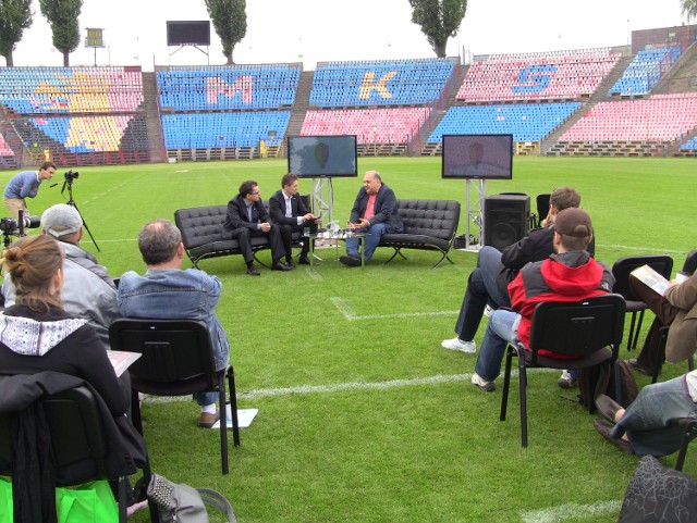 Spotkanie z prezesem Pogoni Szczecin odbyło się na środku boiska ...