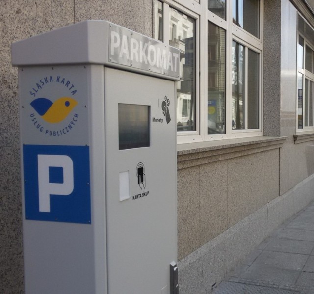 Parkomaty w Katowicach. W tych już znajdujących się w Strefie Płatnego Parkowania płacić można wyłącznie monetami oraz kartami ŚKUP.