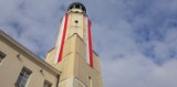 Biało-czerwone flagi wiszą na ratuszowej wieży    