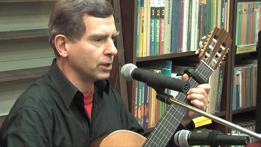 Kuba Michalski zaśpiewał w kolskiej bibliotece