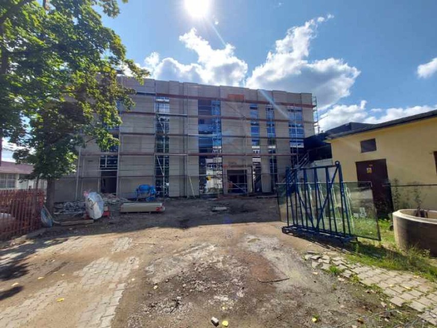 Budowa hali sportowej przy Szkole Podstawowej nr 8 trwa. Inwestycja w Jeleniej Górze ma zakończyć się w połowie listopada