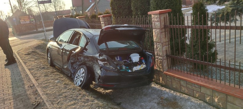 Wypadek w Dębnie Podhalańskim. Zderzyły się dwie osobówki. Dwie osoby trafiły do szpitala 