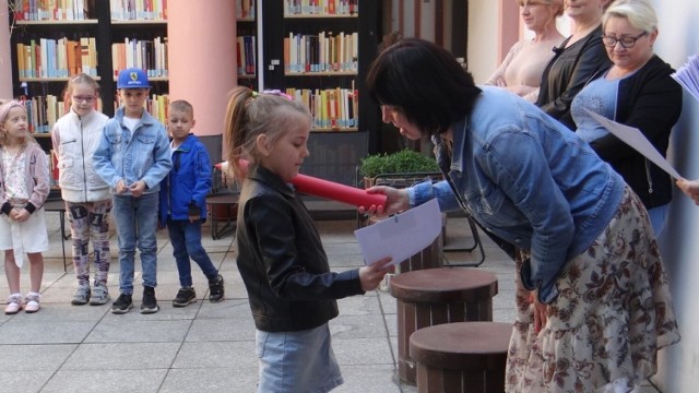 Tydzień Bibliotek 2022 w Radomsku. Pasowanie na Czytelnika przedszkolaków z PP 6