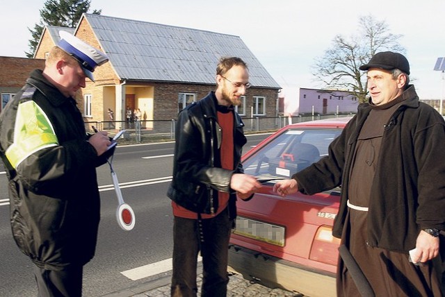 Ojciec Zdzisław Makowiecki pouczał kierowców zatrzymanych do kontroli przez łęczycką policję