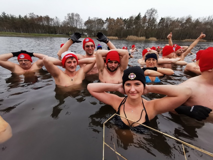 Ostrowskie morsy znów w wodzie! Na niedzielne kąpiele w zimnej wodzie nie brakuje chętnych