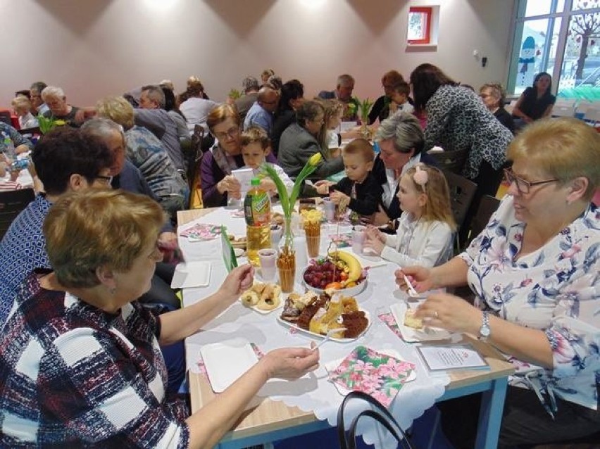 Z opóźnieniem, ale i z wielką pompą, czyli Dzień Babci i Dziadka w rogowskim przedszkolu