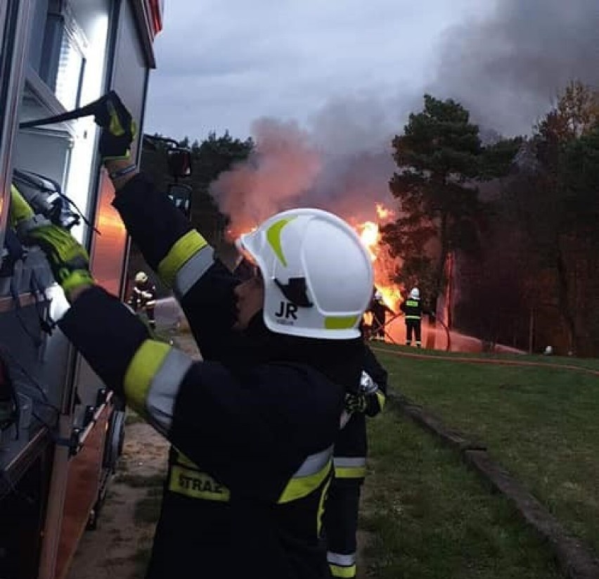 W Jaryszewie spłonął dom letniskowy. W akcji 8 zastępów strażaków [FOTO]