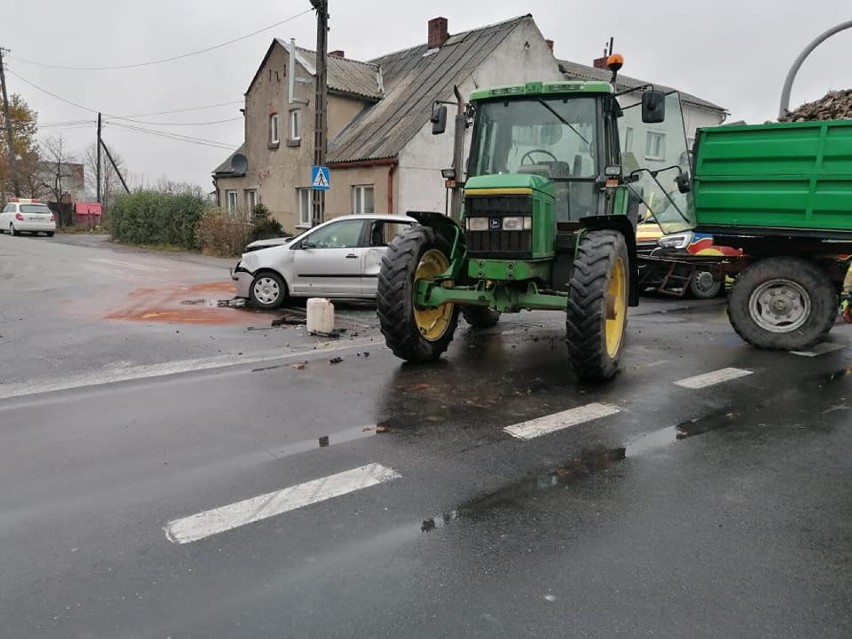 Jak informują strażacy, ciągnik rolniczy zderzył się z...