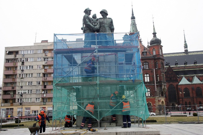 Rozpoczął się demontaż  pomnika Braterstwa Broni w Legnicy