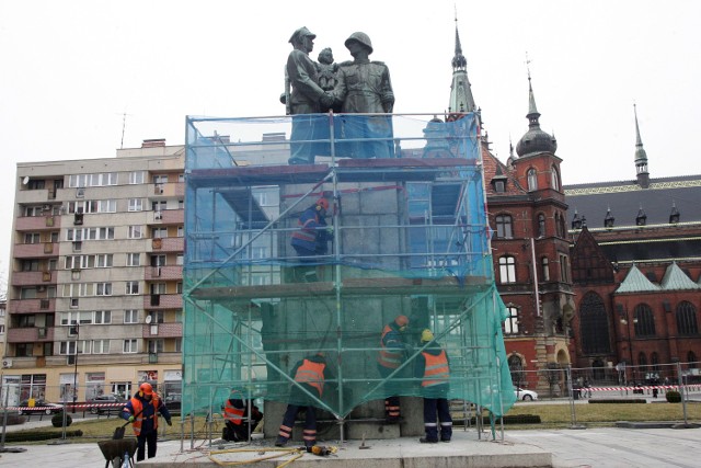 Rozpoczął się demontaż  pomnika Braterstwa Broni w Legnicy