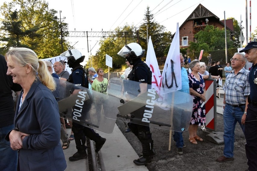 Blokadą na torach wywalczyli pociągi. Teraz ściga ich...