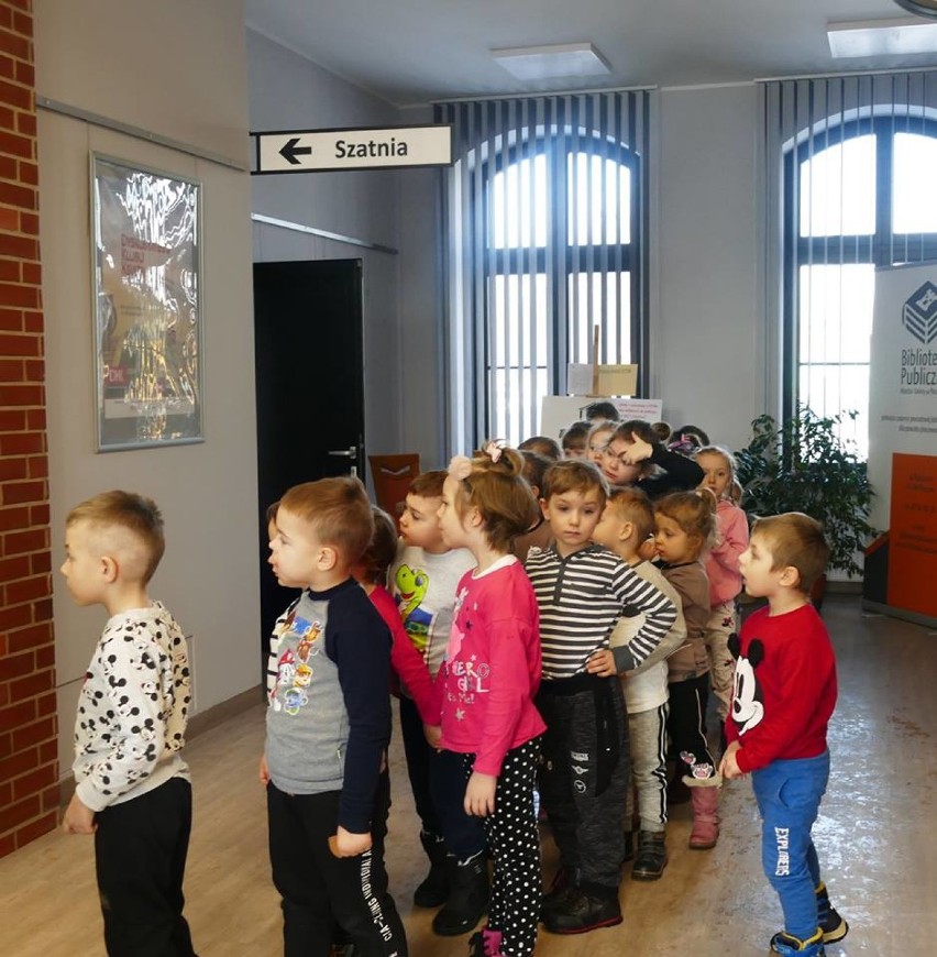 Przedszkolaki z Kuczkowa odwiedziły bibliotekę
