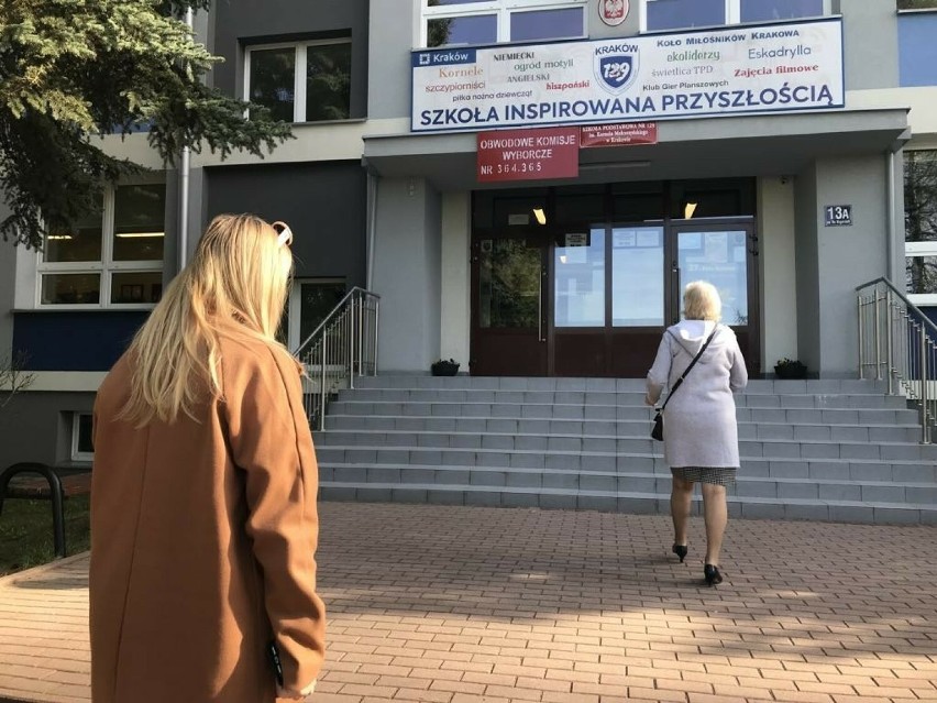 Krakowianie głosują w wyborach samorządowych 2024. Do południa frekwencja w Małopolsce wyniosła 17,62 proc. 