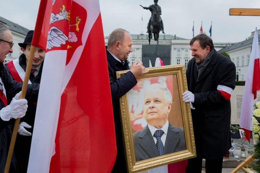 Miesięcznica przed Pałacem Prezydenckim. Obecni byli...