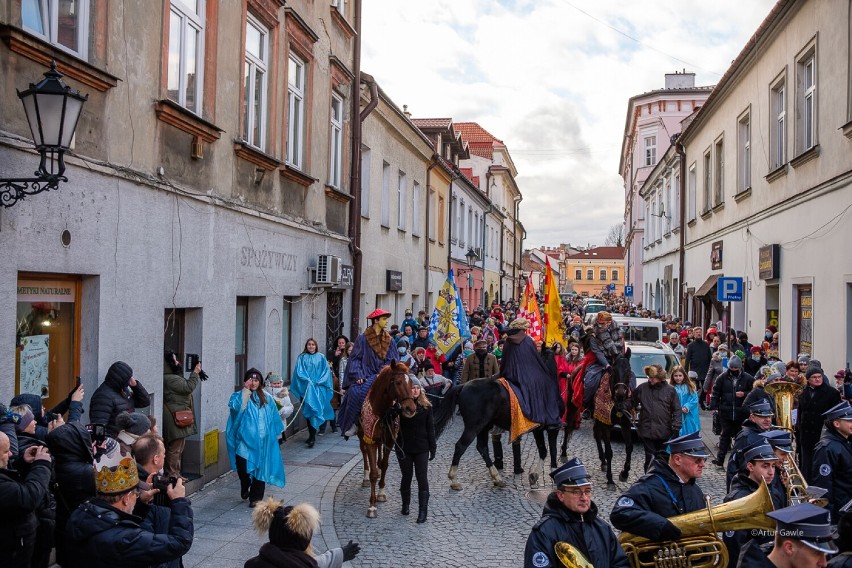 Brwny orszak przeszedł ulicami: Wekslarską, Wałową, Targową,...