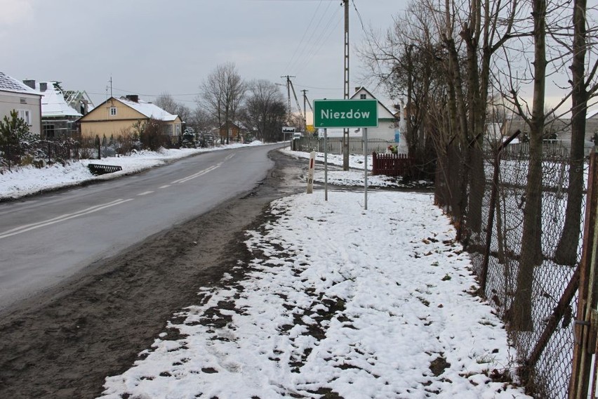 Mieszkańcy Niezdowa walczą o chodnik.