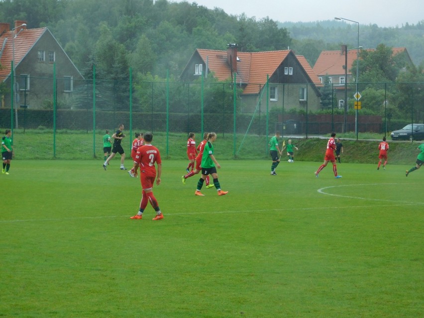 Piłkarki ekstraligowego AZS PWSZ Wałbrzych w meczu kontrolnym rozbiły 8:0 AZS Wrocław