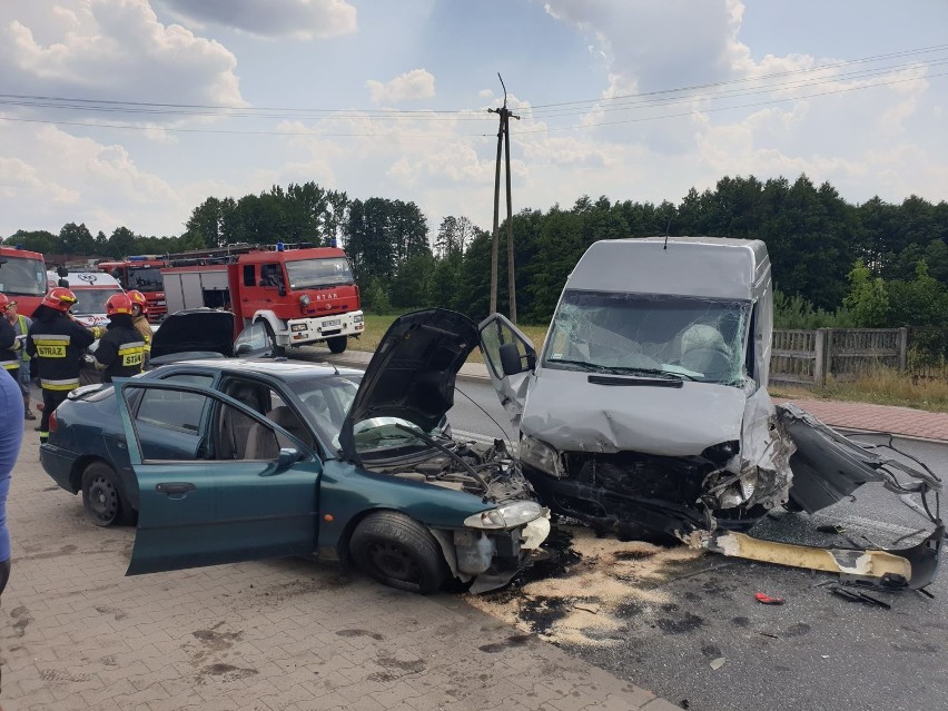 Wypadek w Tobiaszach na DW 713. Zderzenie 4 aut, 6 osób...