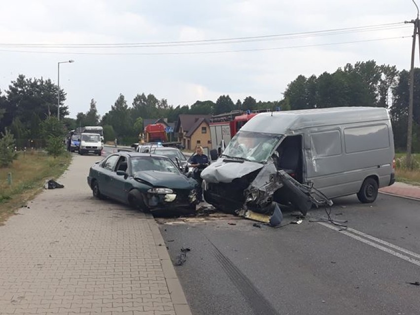 Wypadek w Tobiaszach na DW 713. Zderzenie 4 aut, 6 osób...
