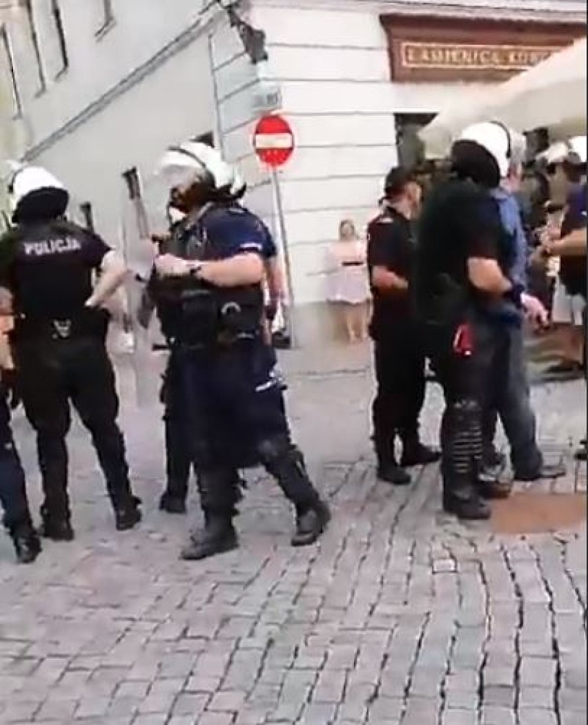 Niespokojnie na cieszyńskim rynku, były flagi LGBT, kibole i uzbrojeni policjanci (ZDJĘCIA)