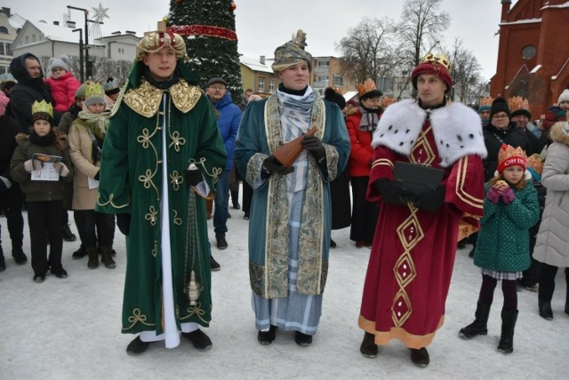 6 stycznia w Kartuzach z trzech parafii równocześnie wyruszyły orszaki, by na Rynku się połączyć i utworzyć jeden, wielki Orszak Trzech Króli.