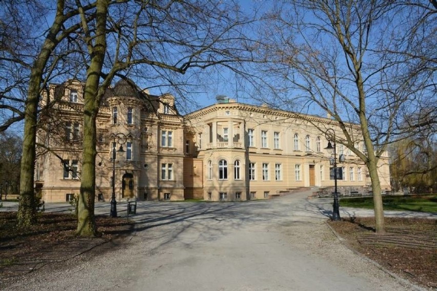 Barokowy pałac zbudowany około roku 1730 w stylu saskiego...