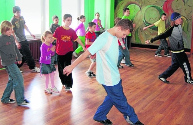 Prawie każdy chciał się nauczyć breakdance'u. Kroki pokazywali uczniowie technikum.