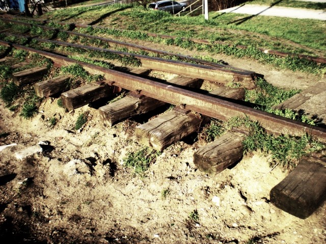 Dawne szyny kolejowe w okolicy wiaduktu przy Al. Wojska Polskiego