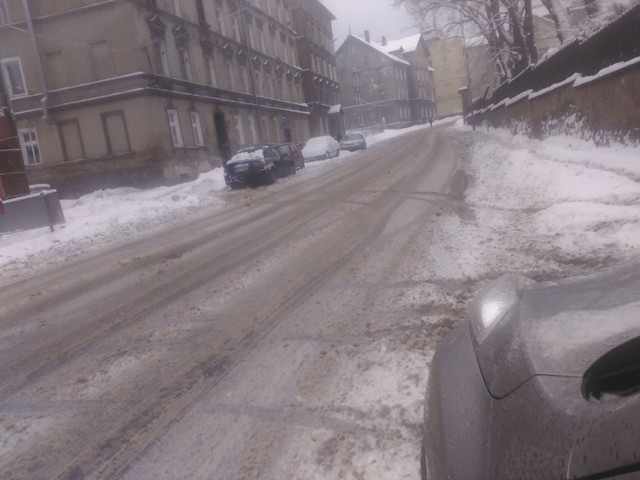 Tak wyglądało zimowe utrzymanie dróg w Wałbrzychu i na terenie powiatu wałbrzyskiego w poniedziałek 16 stycznia