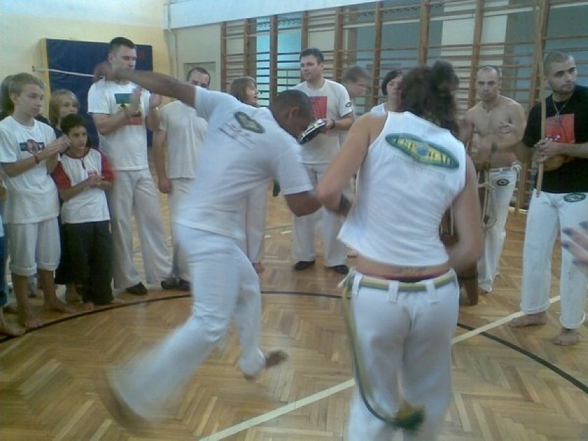Rytmiczne ruchy w capoeirze są bardzo szybkie