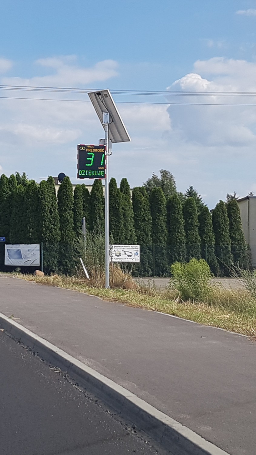,,Radar'' przy drodze Wilkowice - Mórkowo uspokoi kierowców? Droga przeszła właśnie remont [ZDJĘCIA]
