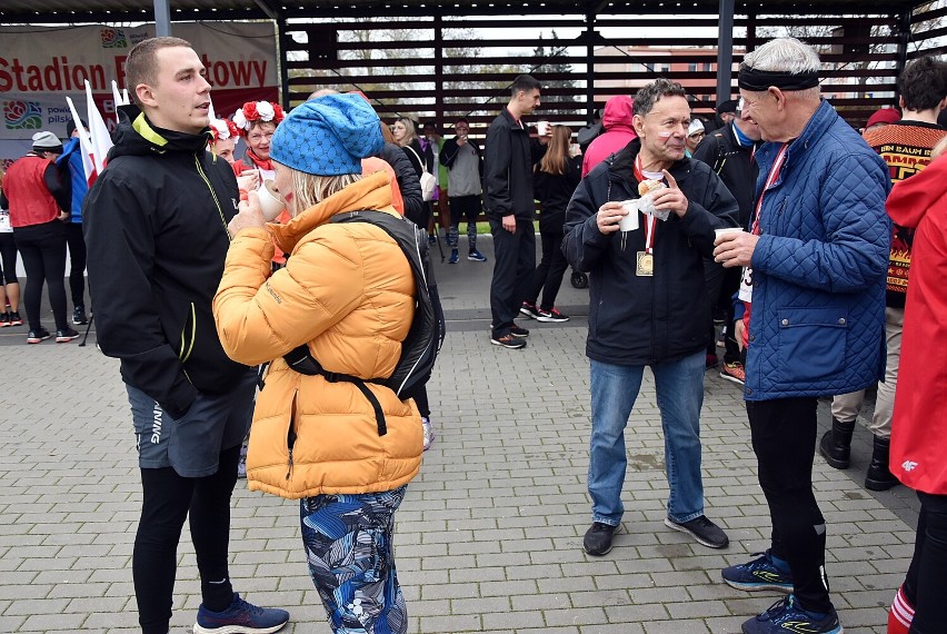 Zwycięzców Biegu Niepodległości w Pile dekorował m.in. minister Adam Niedzielski. Zobaczcie zdjęcia