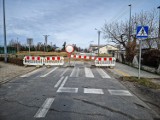 Zamknięte skrzyżowanie ulic Myśliwska - Łowiecka w Lesznie.  Część kierowców jeździ po trawnikach