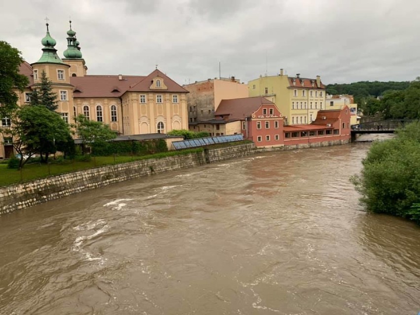 Woda opada. Trwa liczenie strat. Mieszkańcom pomagało 500 strażaków! (ZDJĘCIA, FILM)