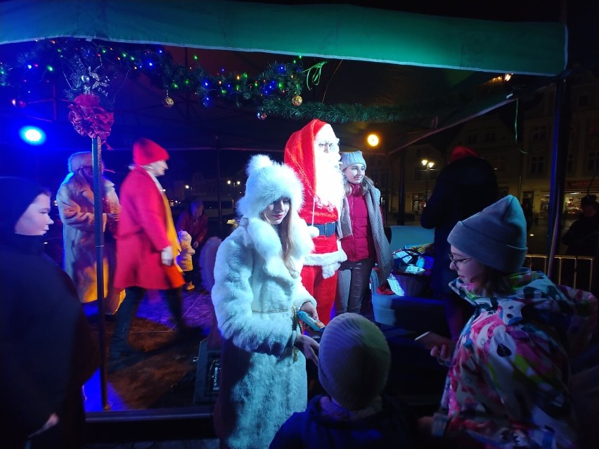 RAWICZ. Choinka na Rynku odpalona, Święty Mikołaj spotkał się z dziećmi, czyli Mikołajki w Rawiczu połączone z odsłonięciem makiety miasta