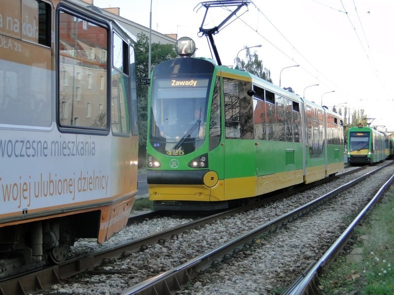 Poznań: Rowerzysta wpadł pod tramwaj na ul. Przybyszewskiego [ZDJĘCIA]