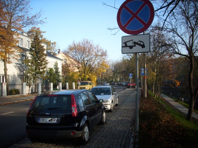 Czyżby auta czekały na lawetę? Przed taką możliwością wyraźnie ostrzega znak. Opole, sobota rano, ulica Piastowska, w miejscu nowo wyznaczonego przystanku MZK. Tym razem zakończyło się na mandatach, a mogło być gorzej i drożej.
 Patrol Straży Miejskiej odjechał dosłownie chwilę przed wykonaniem tego zdjęcia.