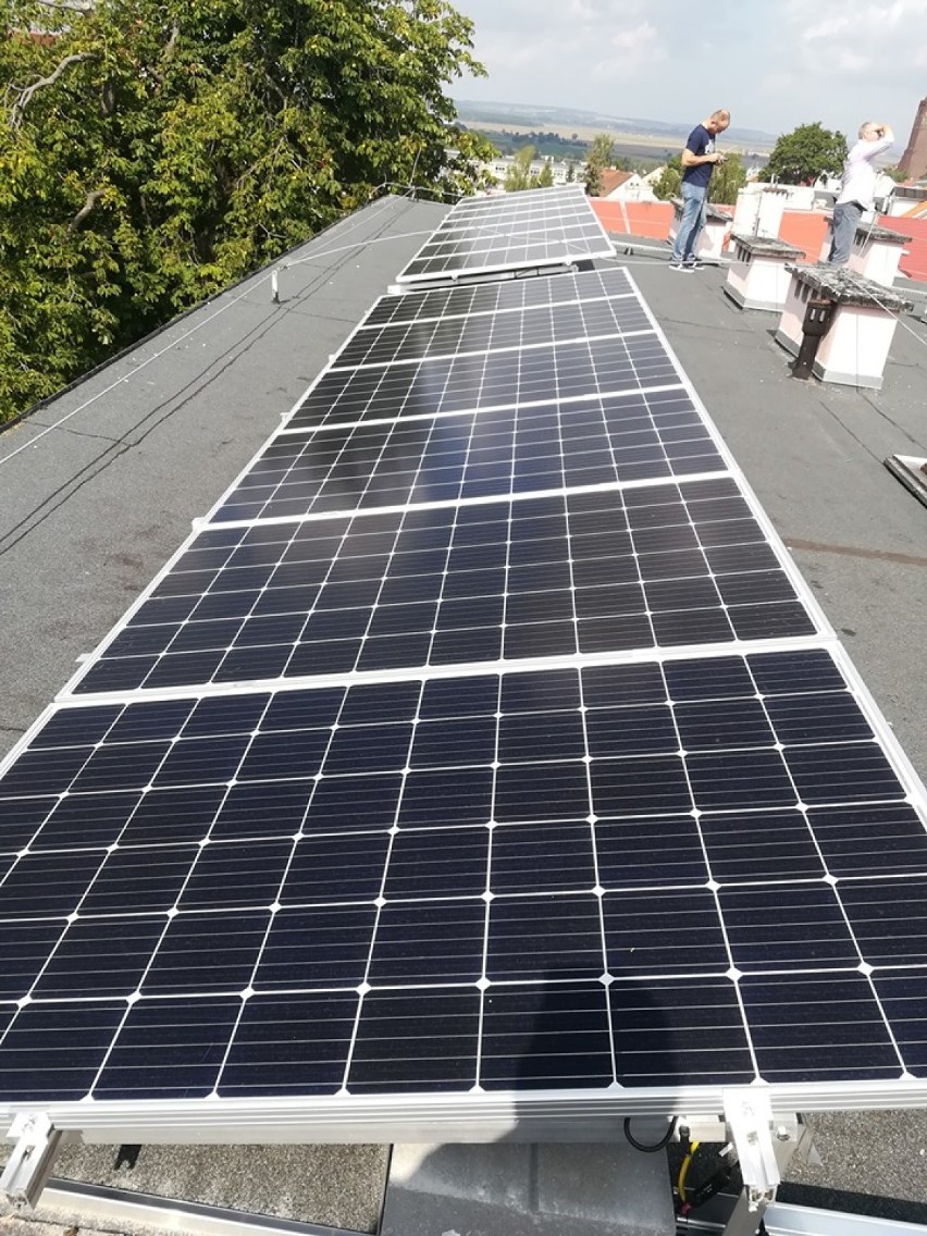 "Słoneczne dachy Kwidzyna". Szkoły z panelami fotowoltaicznymi, łącznie zainstalowane będą na ponad 100 budynkach [ZDJĘCIA]