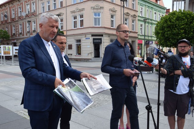 Jacek Pawłowicz pokazuje zdjęcia z placówek oświatowych Szczecinka