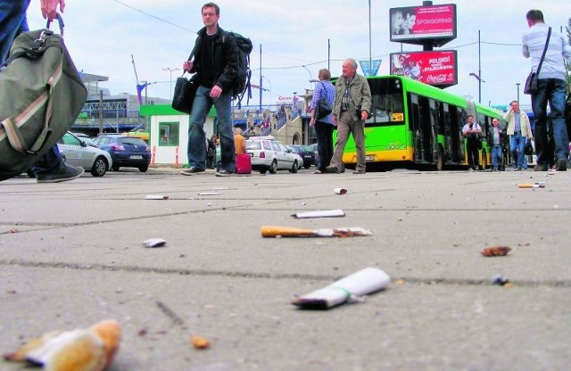 Między starym Dworcem Głównym PKP a przystankiem zawsze leżą niedopałki