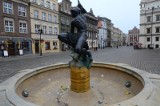 Poznań: Damska bielizna w... fontannie