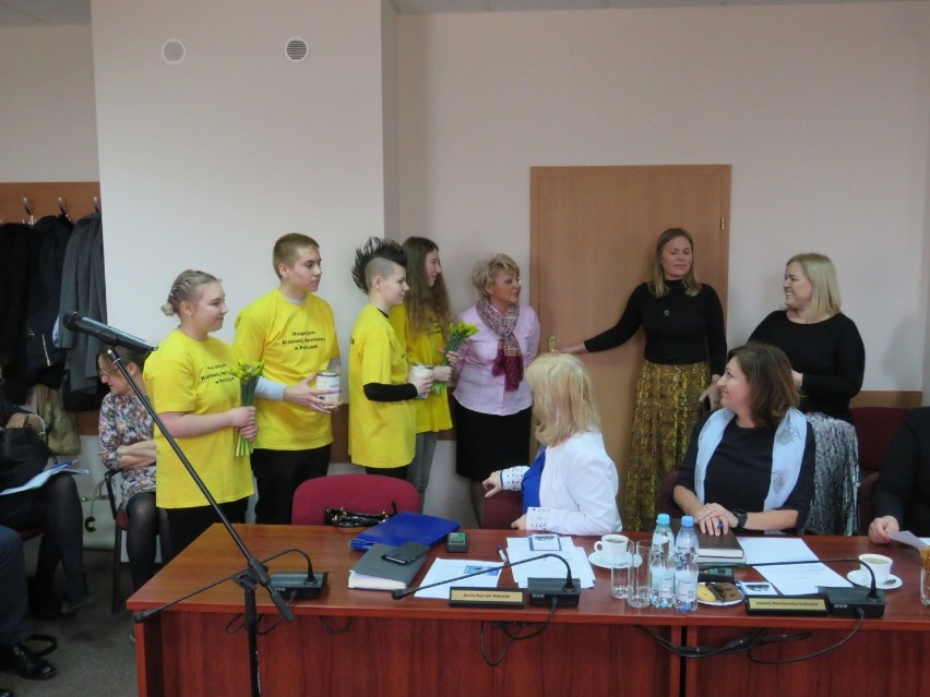 Na sesji Rady Powiatu w Policach zrobiło się żółto [ZDJĘCIA]